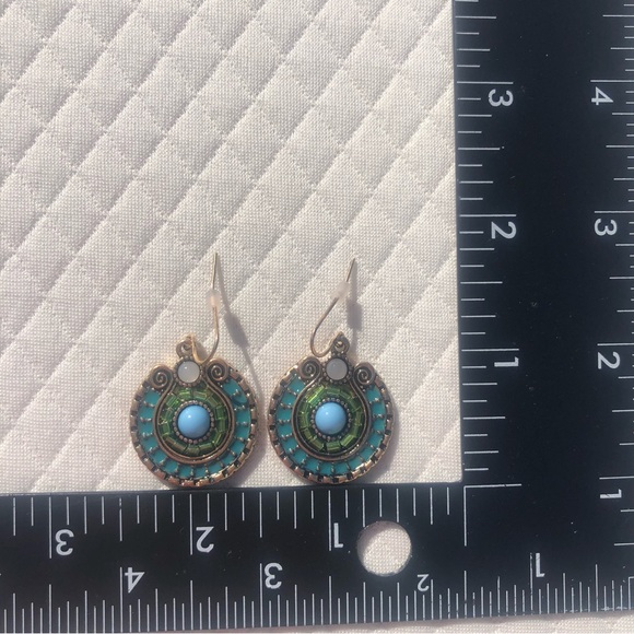 Beautiful vintage feel earrings blue 💙. - Picture 7 of 10